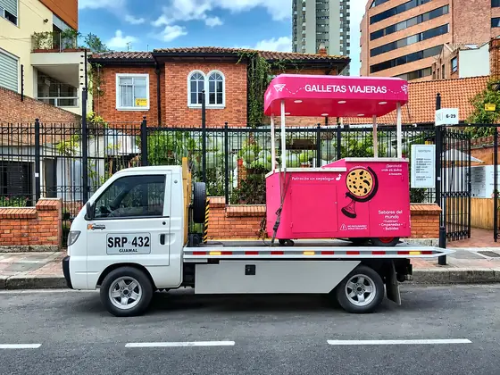 Carrito de comida rosado sobre la grúa