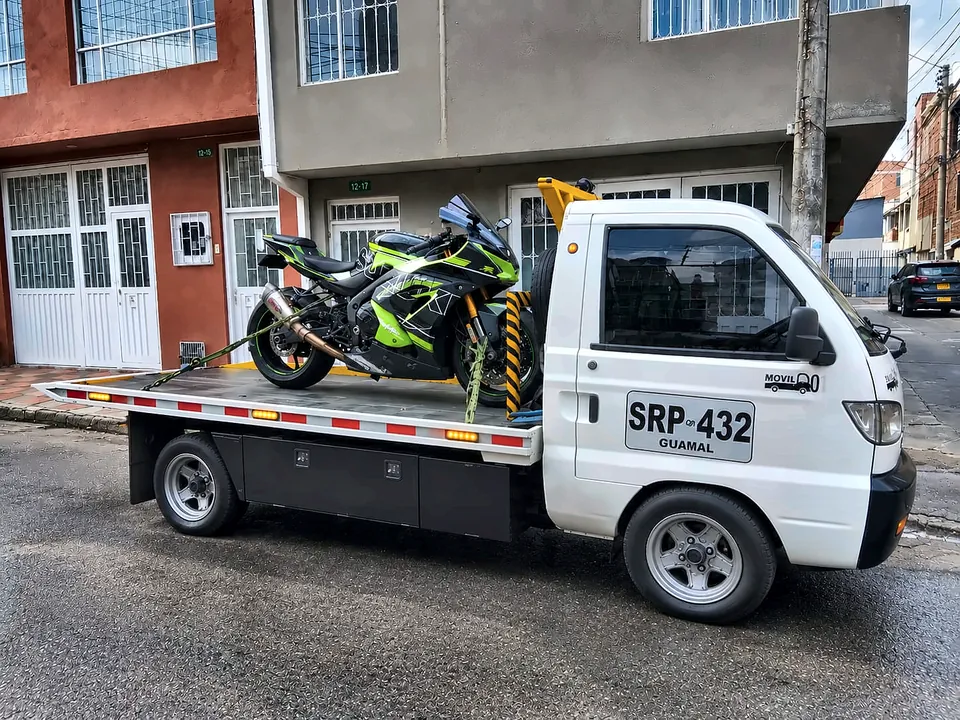 Kawasaki Ninja verde en la grúa