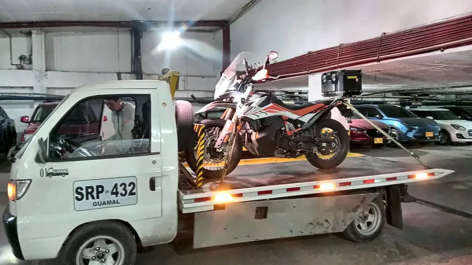 KTM adventure asegurada en la grúa dentro de un parqueadero