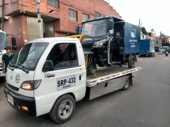 Motocarro de carga sobre la grúa