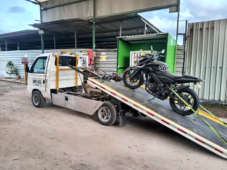 Plataforma hidráulica inclinada hasta el piso para subir una moto