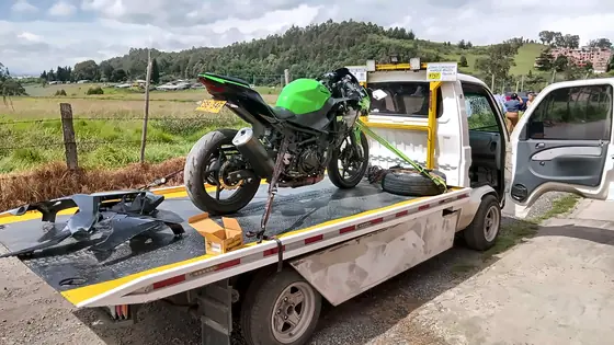 Moto accidentada amarrada en el planchón, en carretera