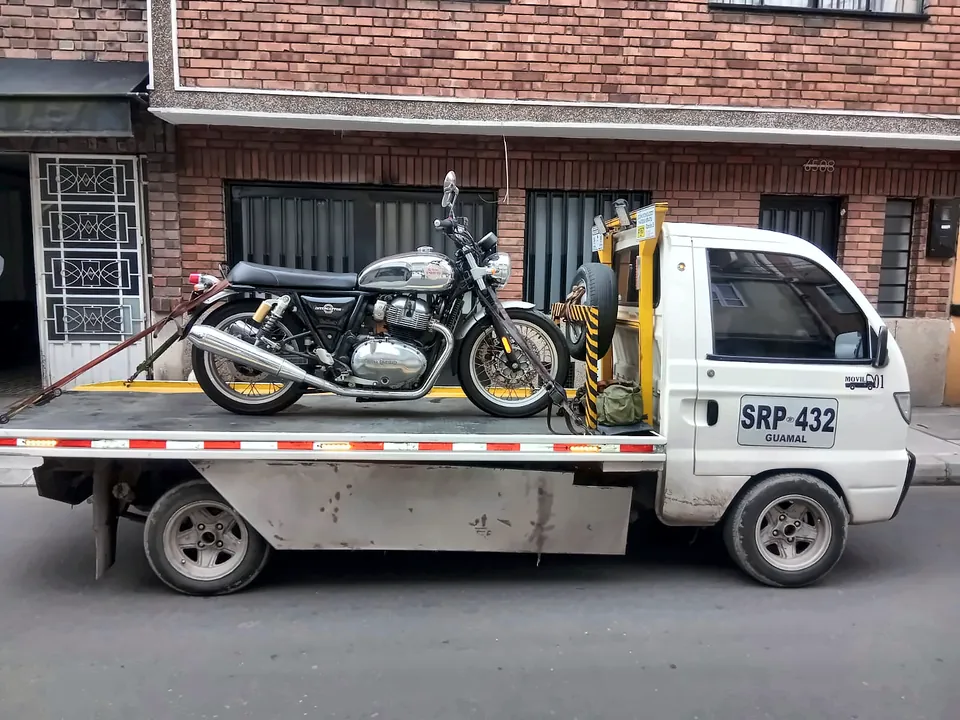 Royal Enfield clásica en la grúa