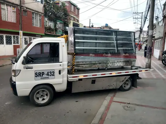Vitrina refrigerada amarrada en la grúa